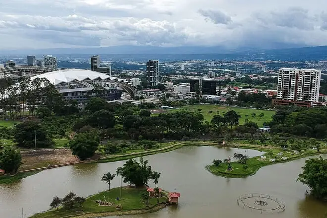 ¿Cuánto dinero debo traer a Costa Rica? Una guía sencilla de presupuesto