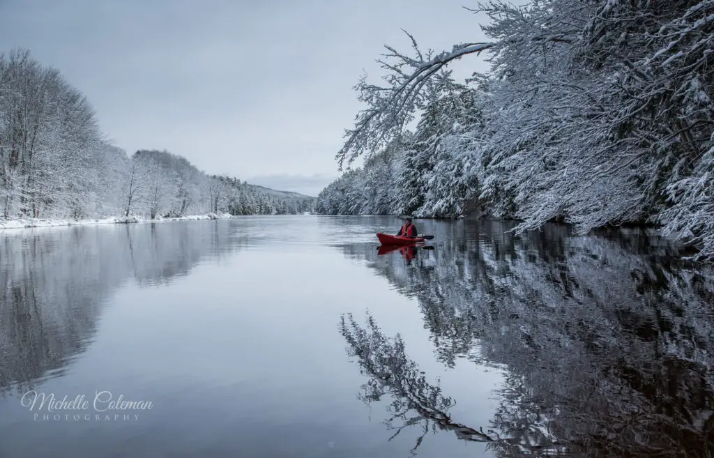 lago cubierto de nieve perfecto para hacer kayak en climas fríos