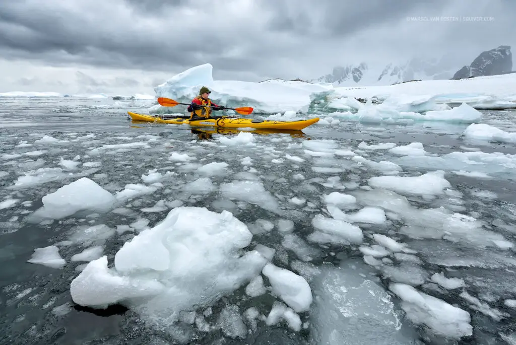 Kayak en clima frío entre casquetes polares