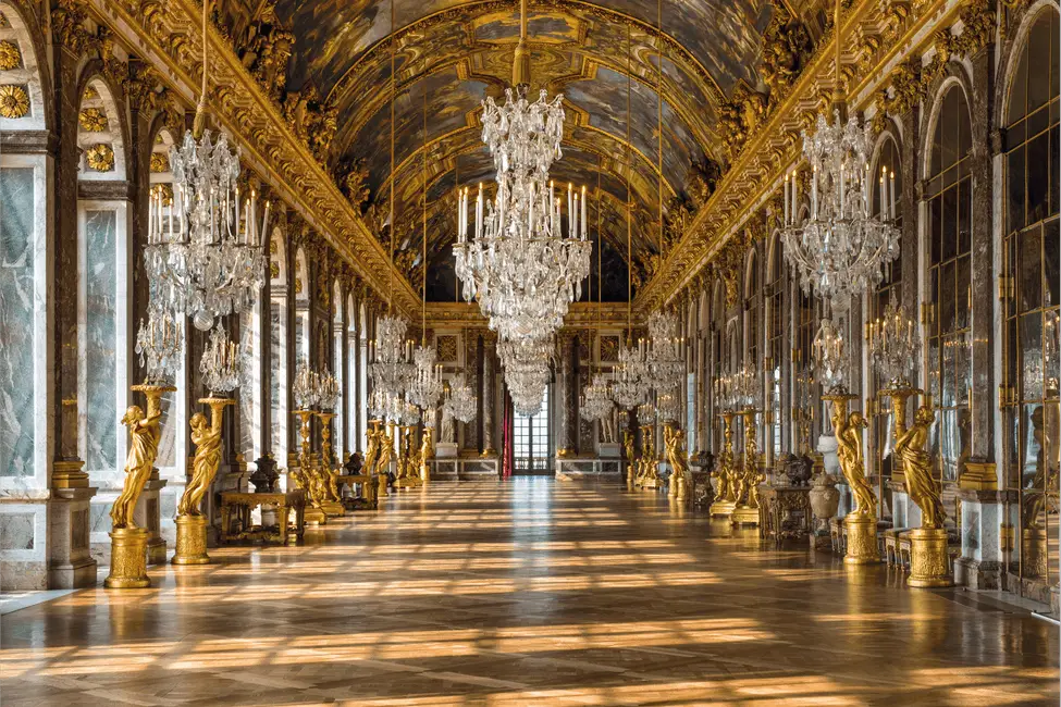 Una vista del famoso Salón de los Espejos en el Palacio de Versalles
