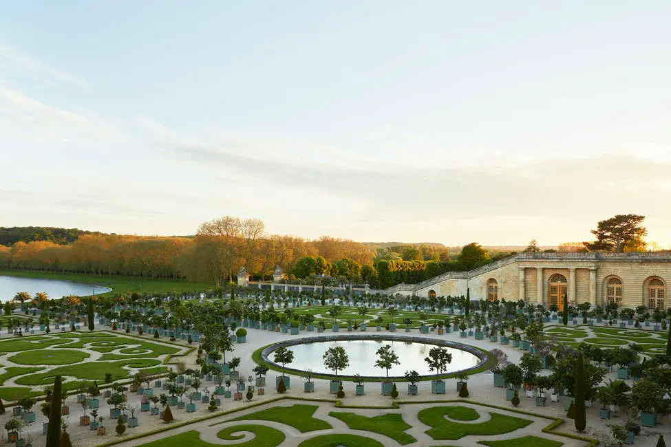 Una vista de la Orangerie en el Palacio de Versalles, uno de los muchos grandes jardines que se pueden ver desde Airelles Château de Versailles, Le Grand Contrôle