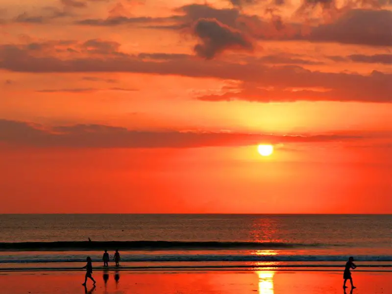 impresionante puesta de sol naranja y roja en Bali