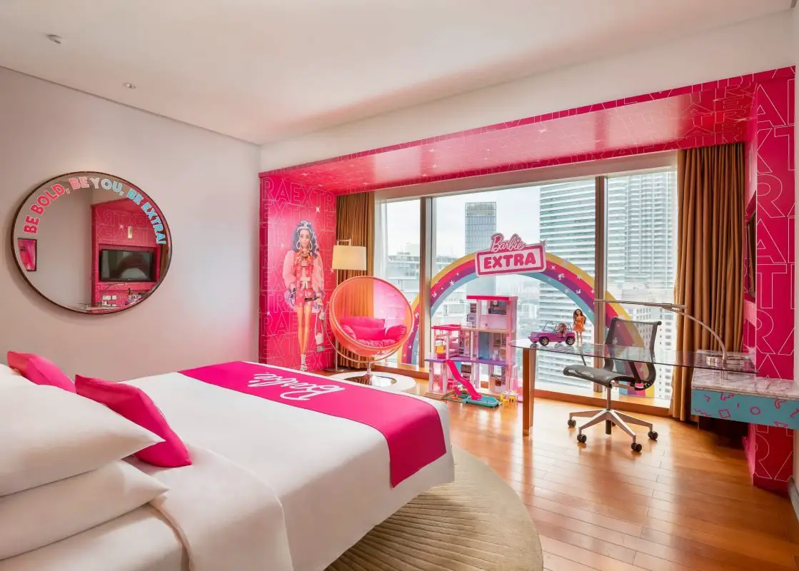 Dormitorio de Barbie con pared rosa y arcoíris en el espejo