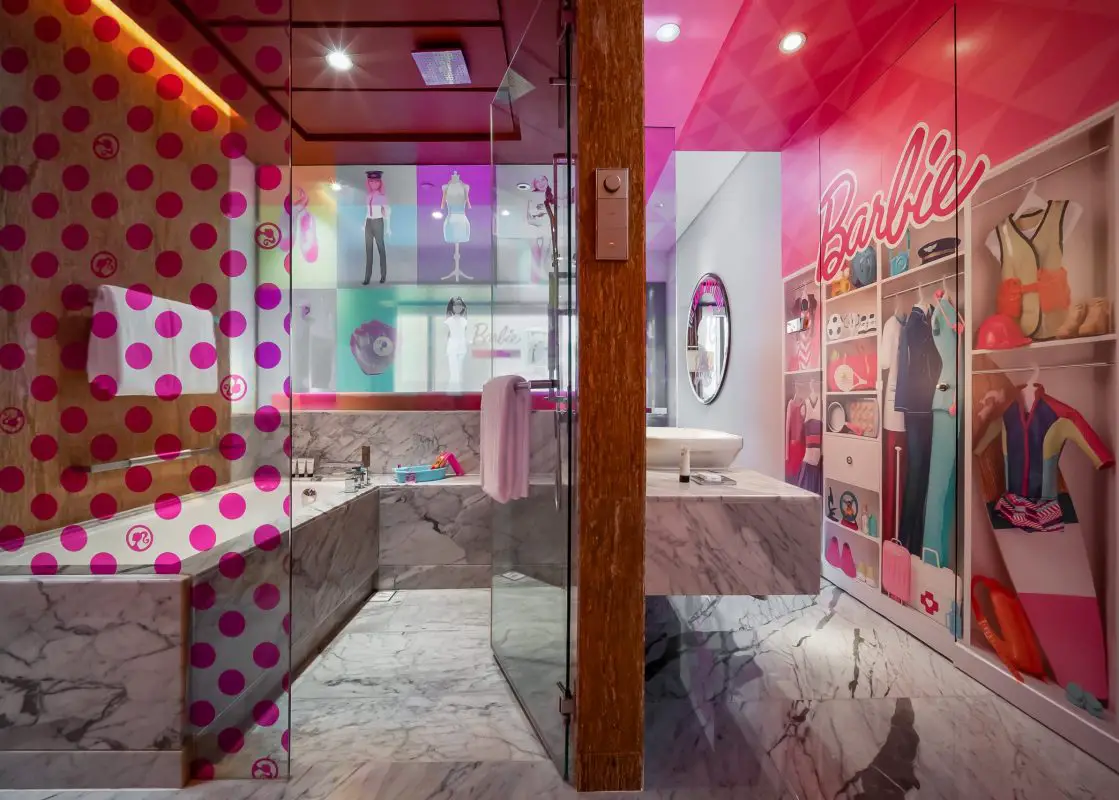 Cuarto de baño Barbie Room con paredes rosas y vidrio punteado