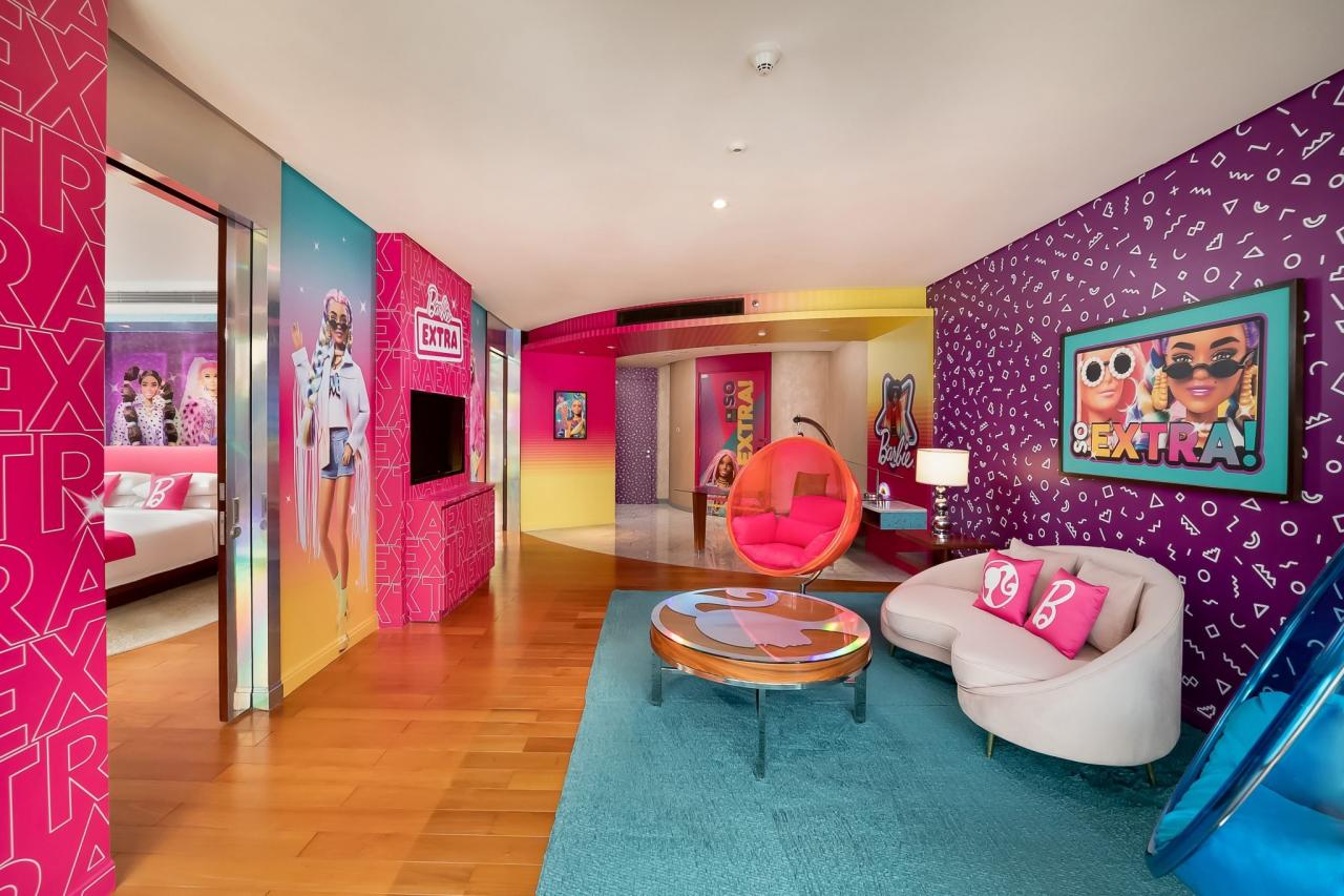 Sala de Barbie Suite con paredes moradas y alfombra azul