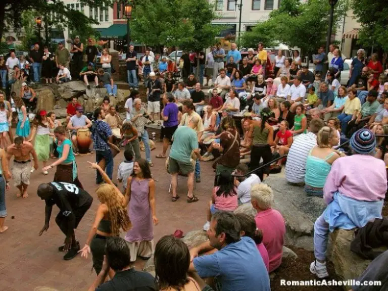 Siente el ritmo en el Drum Circle de Asheville, Carolina del Norte EL