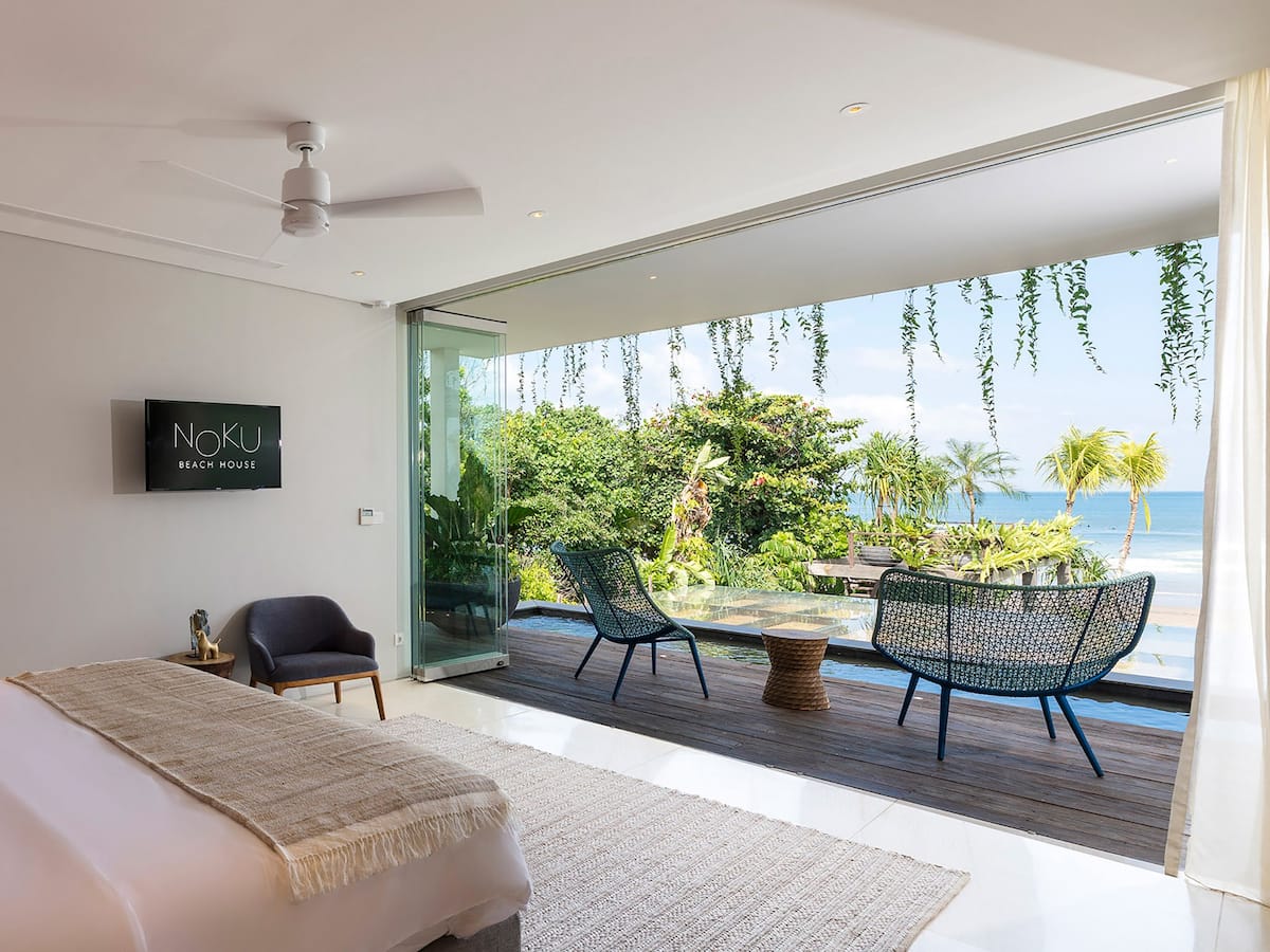 Habitación Hibiscus en Noku Beach House con vista al océano desde su balcón privado