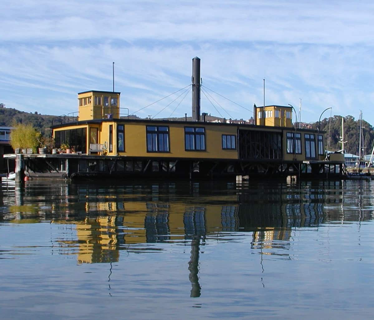Un transbordador amarillo histórico se sienta en el puerto en Sausalito, California