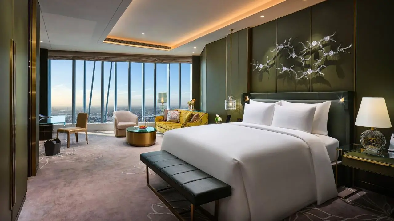 El nuevo camarote de estilo chino en el J Hotel Shanghai Tower cuenta con lujosos muebles de cuero y sofás con diseños de dragones.