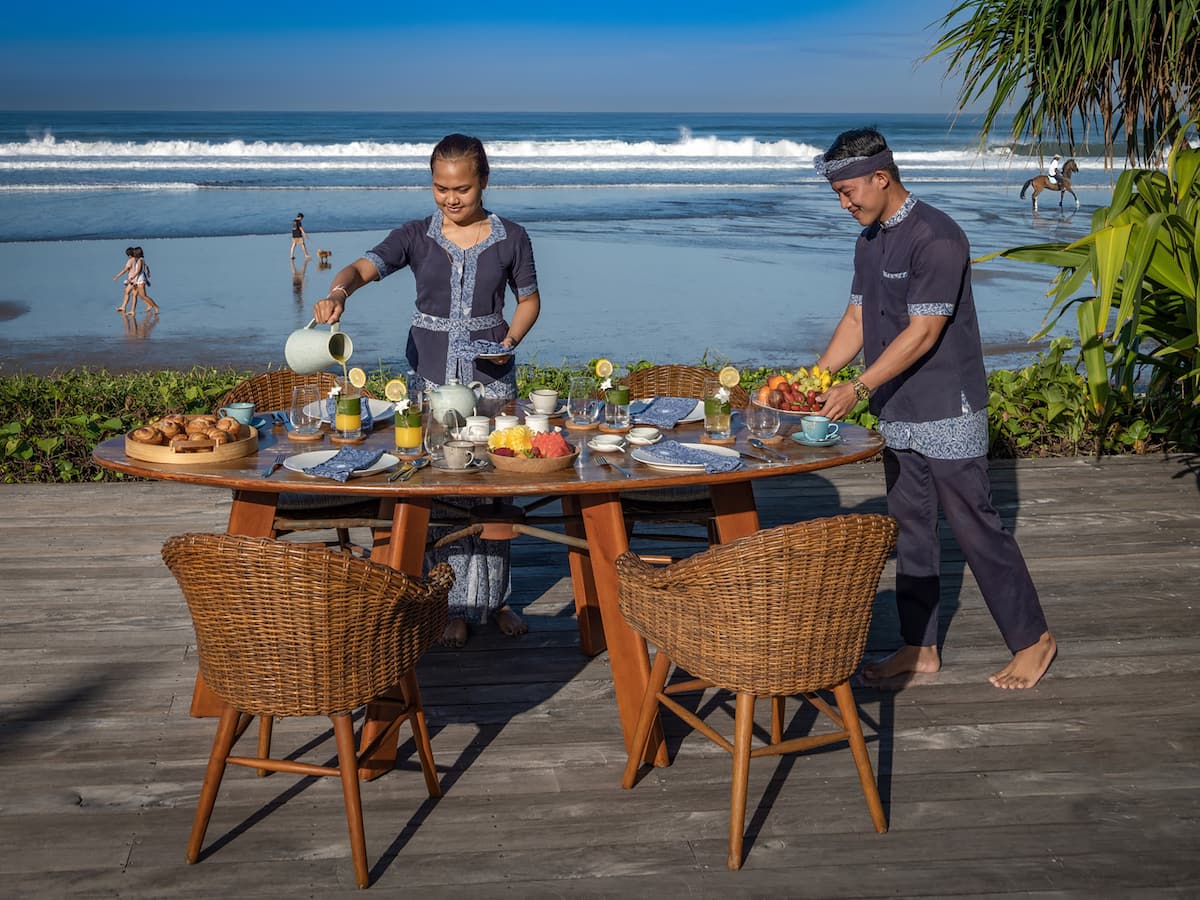El desayuno lo prepara el personal de Noku Beach House con el océano de fondo.