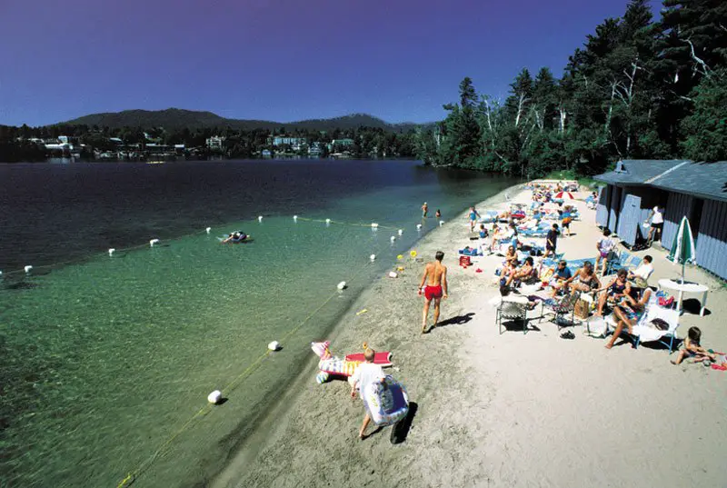 Una vista aérea de una playa privada en Mirror Lake cerca del Crowne Plaza Lake Placid Resort