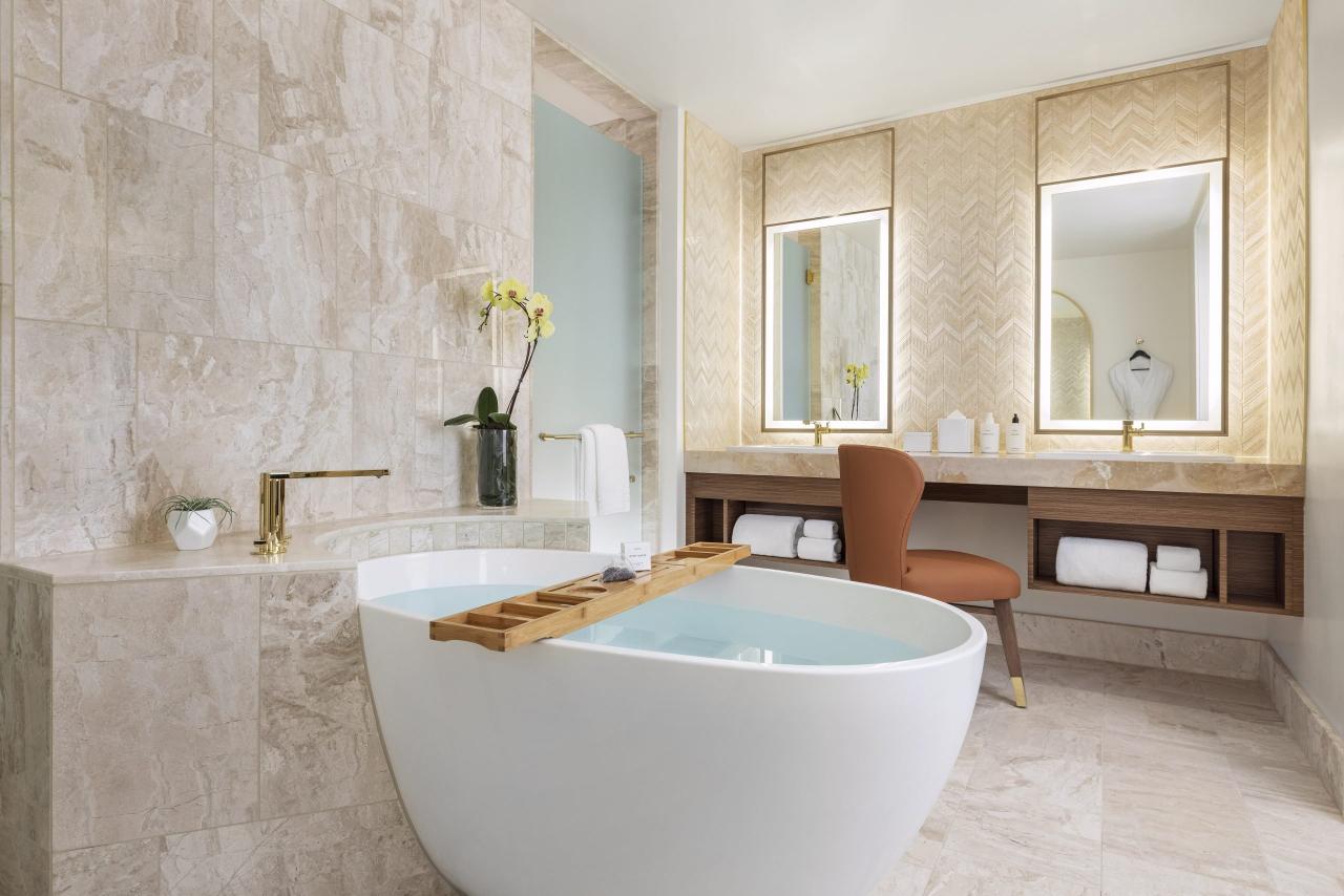 Bañera profunda y amenidades de lujo en un baño de visitas en Resorts World Las Vegas