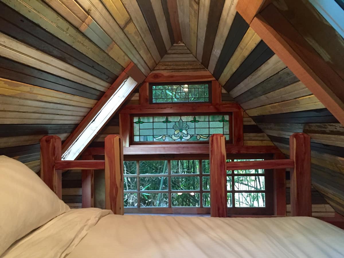 Loft para dormir con vidrieras antiguas