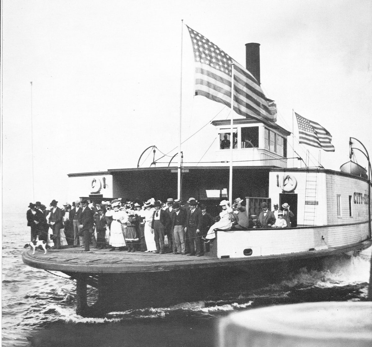 Fotografía en blanco y negro del viaje inaugural del Yellow Ferry en 1888