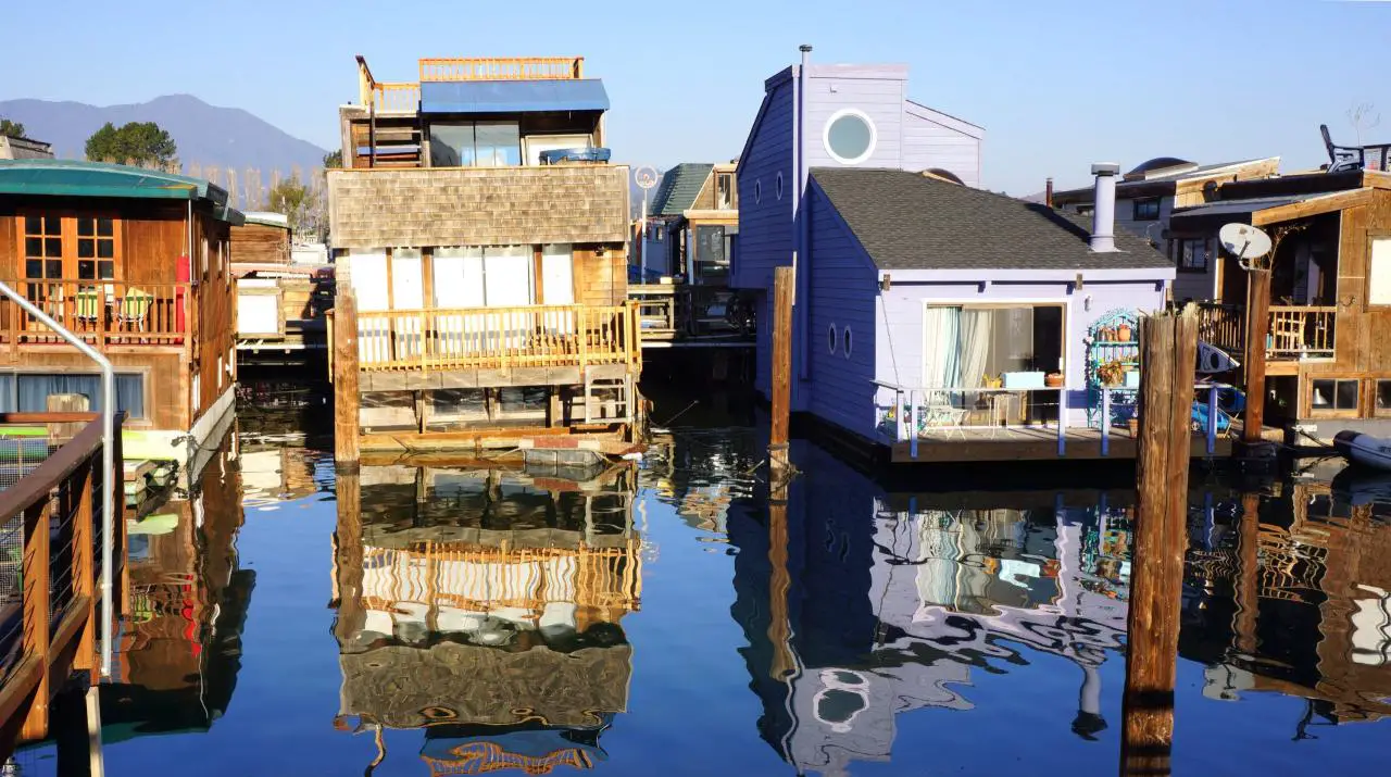 Casas flotantes de Sausalito alineadas en el puerto
