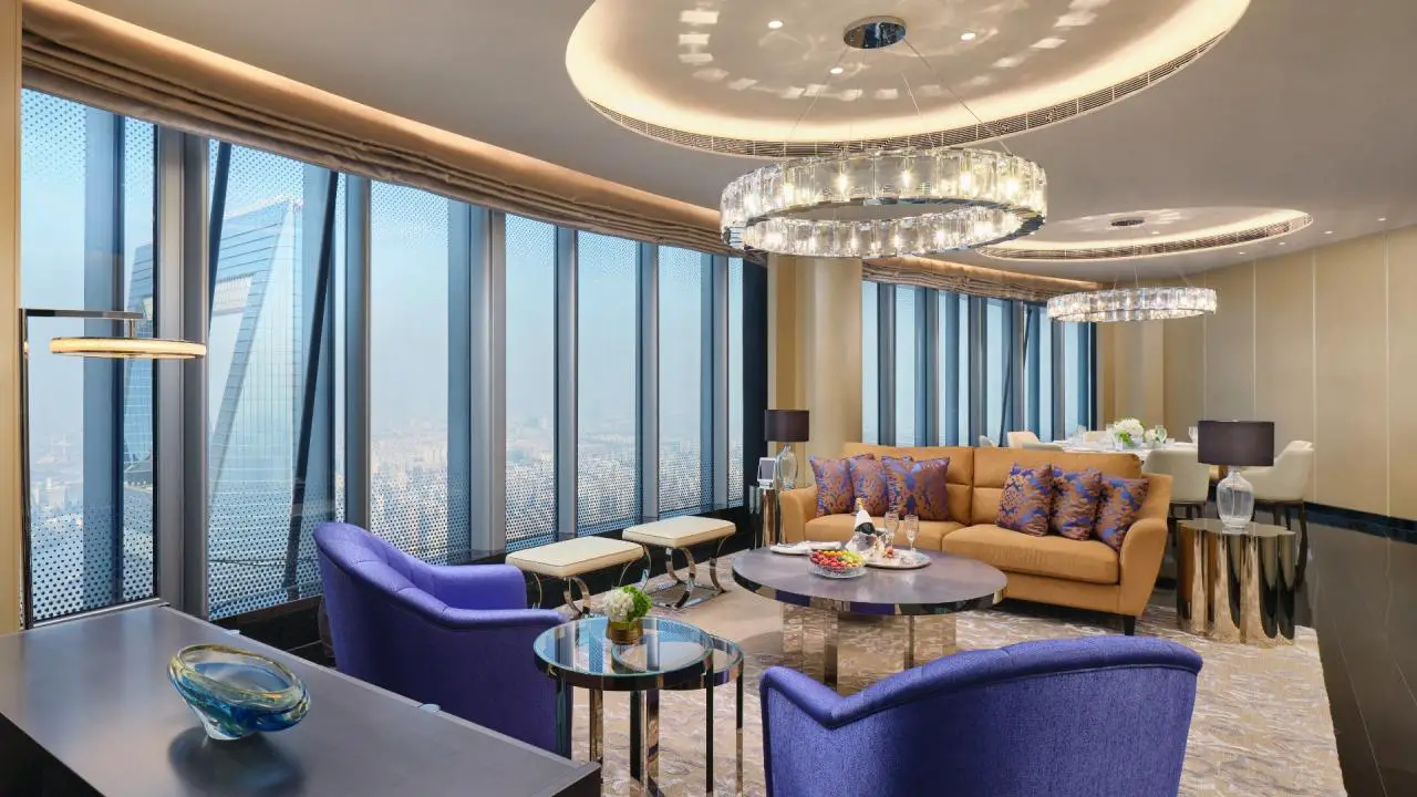La grandeza de las decoraciones en la suite Jin Jiang del J Hotel Shanghai Tower es casi tan impresionante como las vistas.