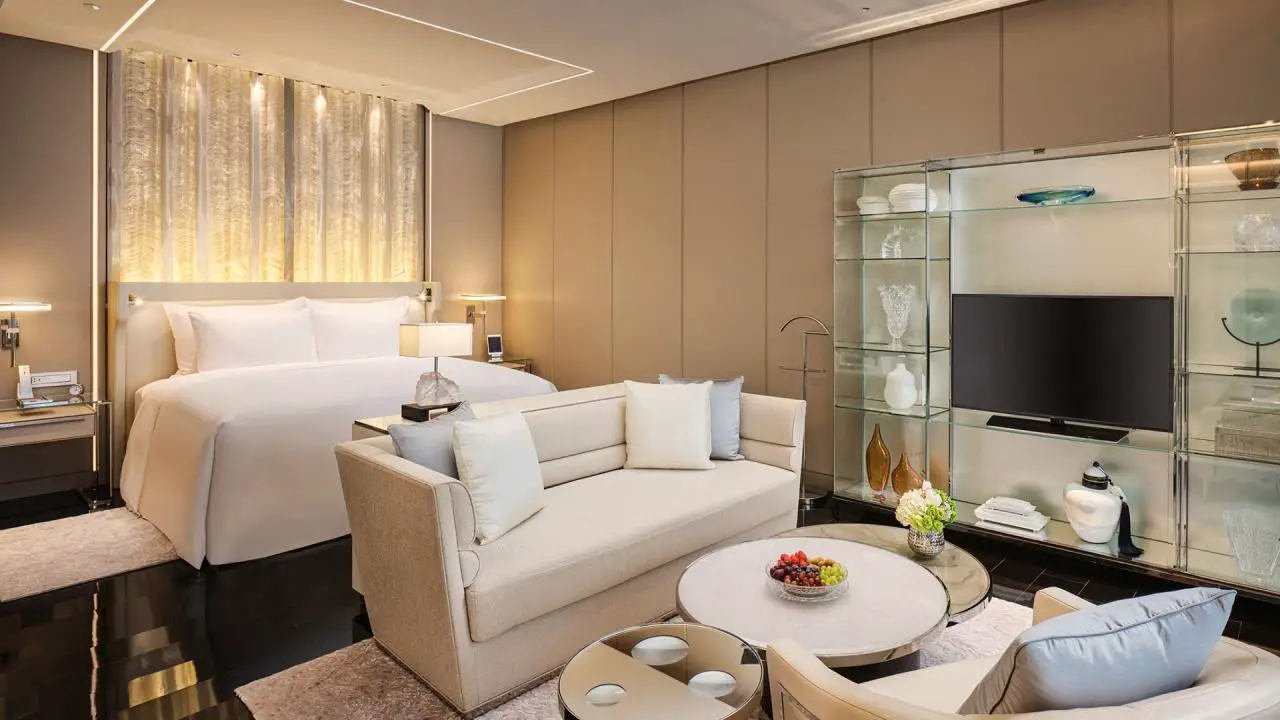 El camarote contemporáneo del J Hotel Shanghai Tower presenta una decoración moderna y elegante.