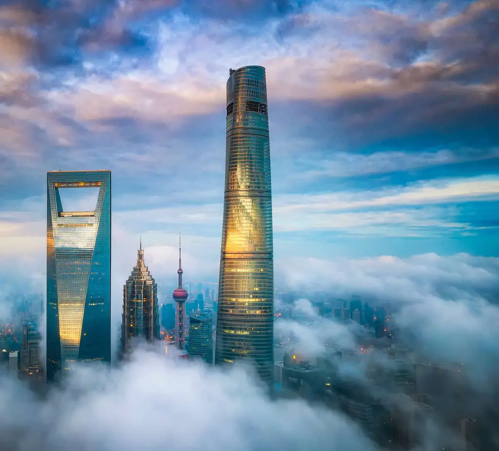 Una vista del horizonte de la Torre de Shanghai, donde se encuentra el nuevo J Hotel en la parte superior del rascacielos, que es el segundo edificio más alto del mundo.