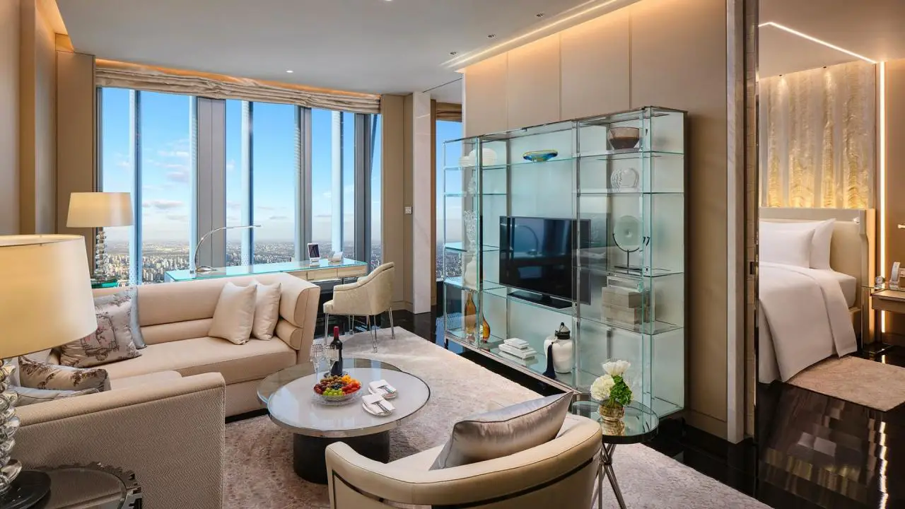 La sala de estar de la gran suite del J Hotel Shanghai presenta una decoración moderna y vistas al horizonte.