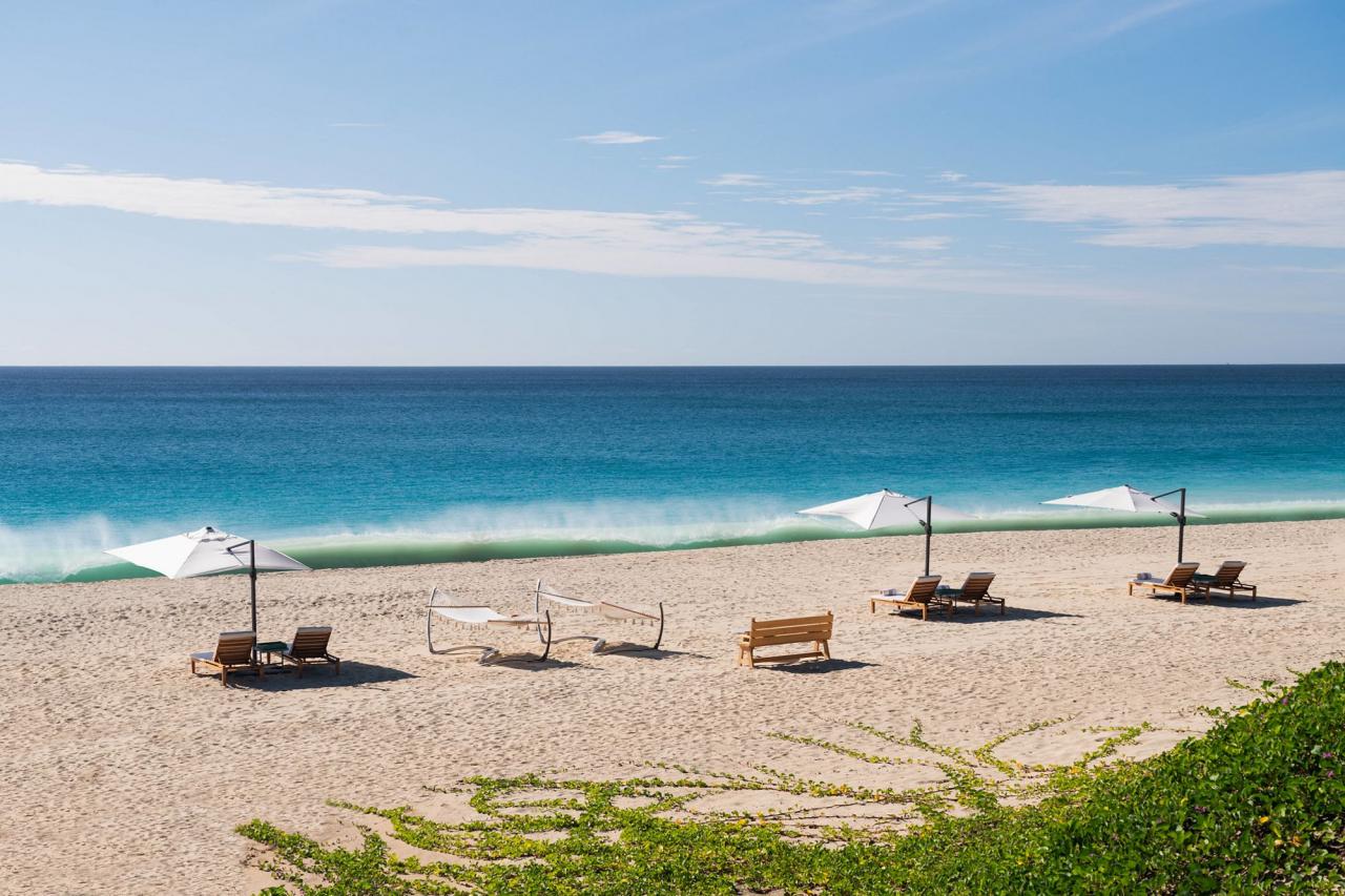Sillas de playa frente a un azul mar Caribe en Ritz-Carlton Turks & Caicos