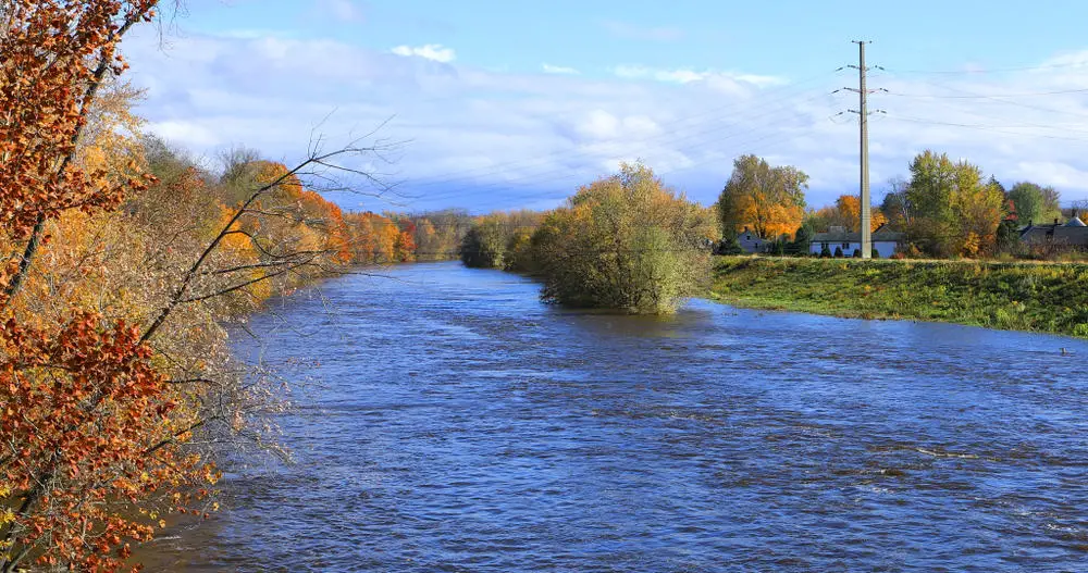 Una vista del río Westfield en Westfield