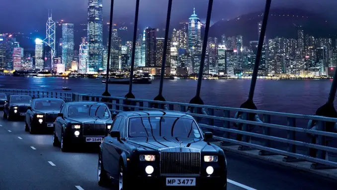 LLEGADA EN ROLLS-ROYCE A LA PENÍNSULA DE HONG KONG (CHINA)
