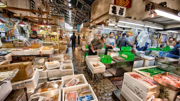 LEVÁNTATE TEMPRANO PARA EL MERCADO DE PESCADO TSUKIJI DE TOKIO